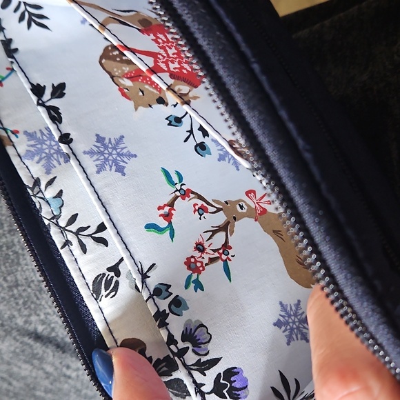 ❄️🆕Vera Bradley Turnlock RFID Wallet “Merry Mischief Snow Day❄️Navy Blue - Picture 7 of 13